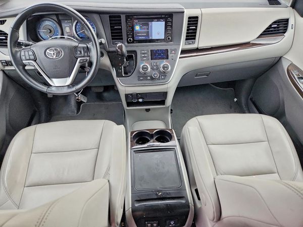 2020 TOYOTA SIENNA Q grade