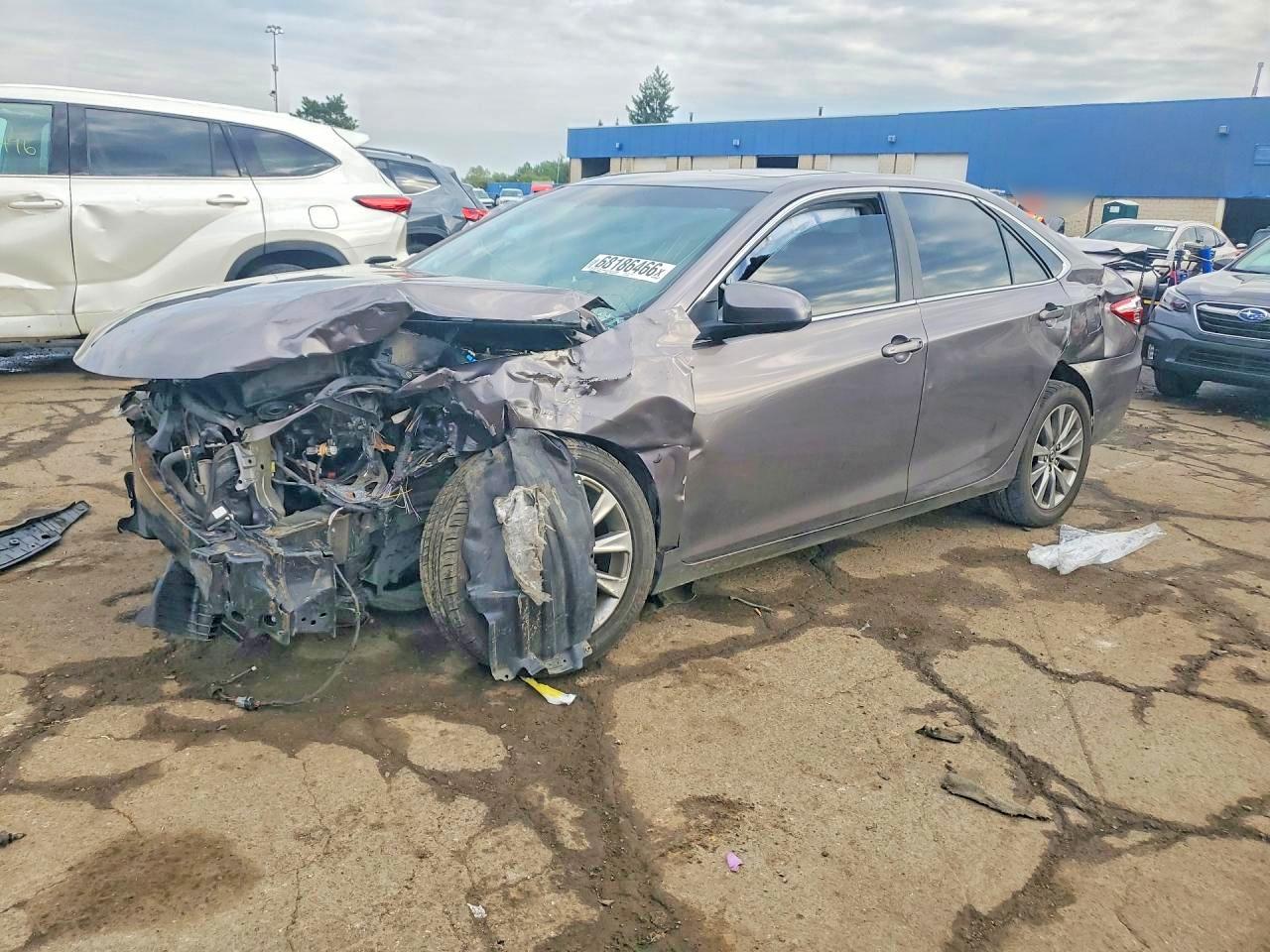 2016 TOYOTA CAMRY SOLA Hybrid — Front 3/4