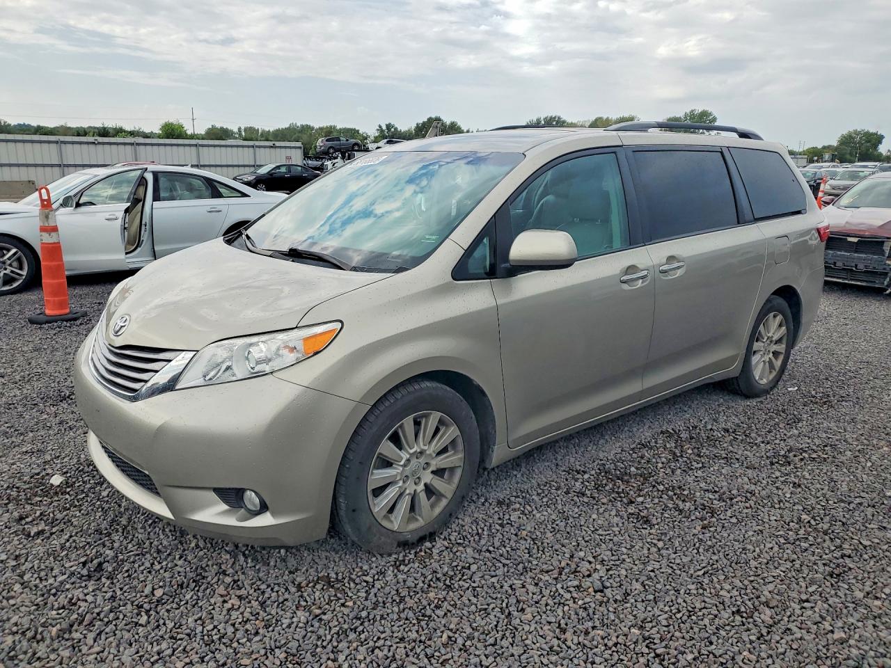 2015 TOYOTA SIENNA