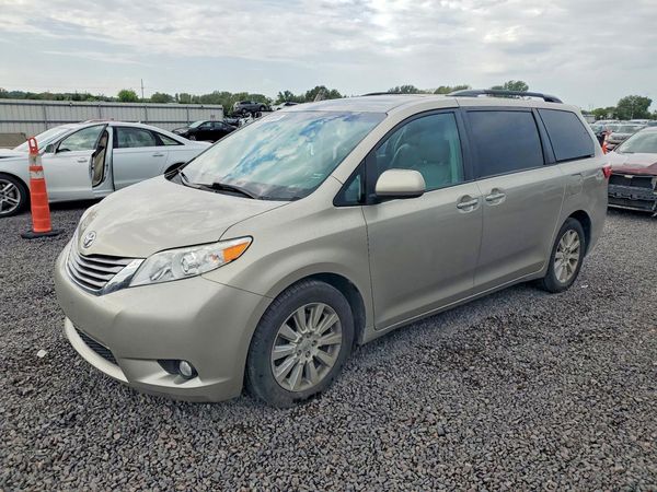 2015 TOYOTA SIENNA