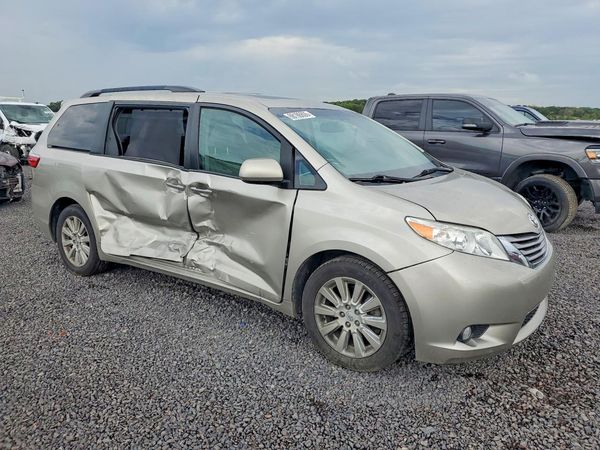 2015 TOYOTA SIENNA