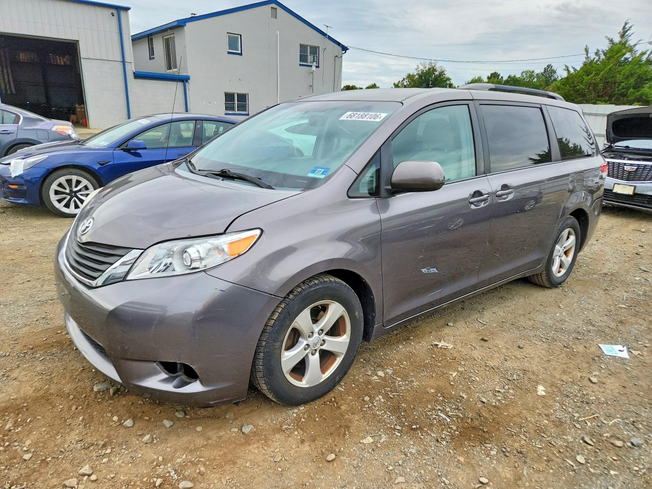 2014 TOYOTA SIENNA — Front 3/4