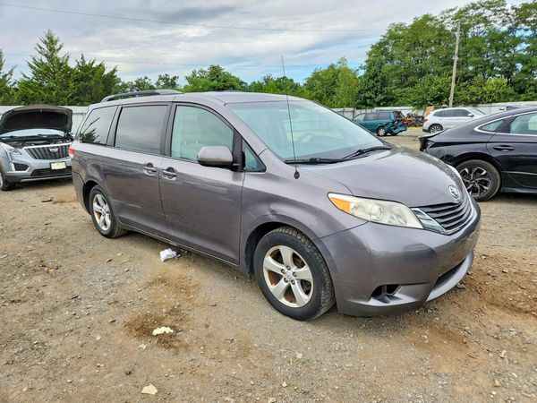 2014 TOYOTA SIENNA — Passenger 3/4