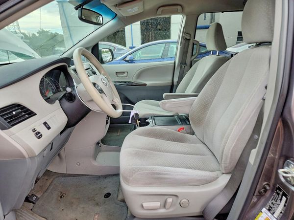 2014 TOYOTA SIENNA — DENT