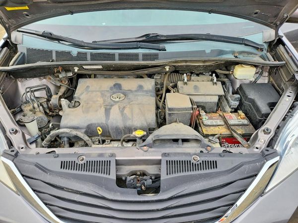 2014 TOYOTA SIENNA — Engine bay