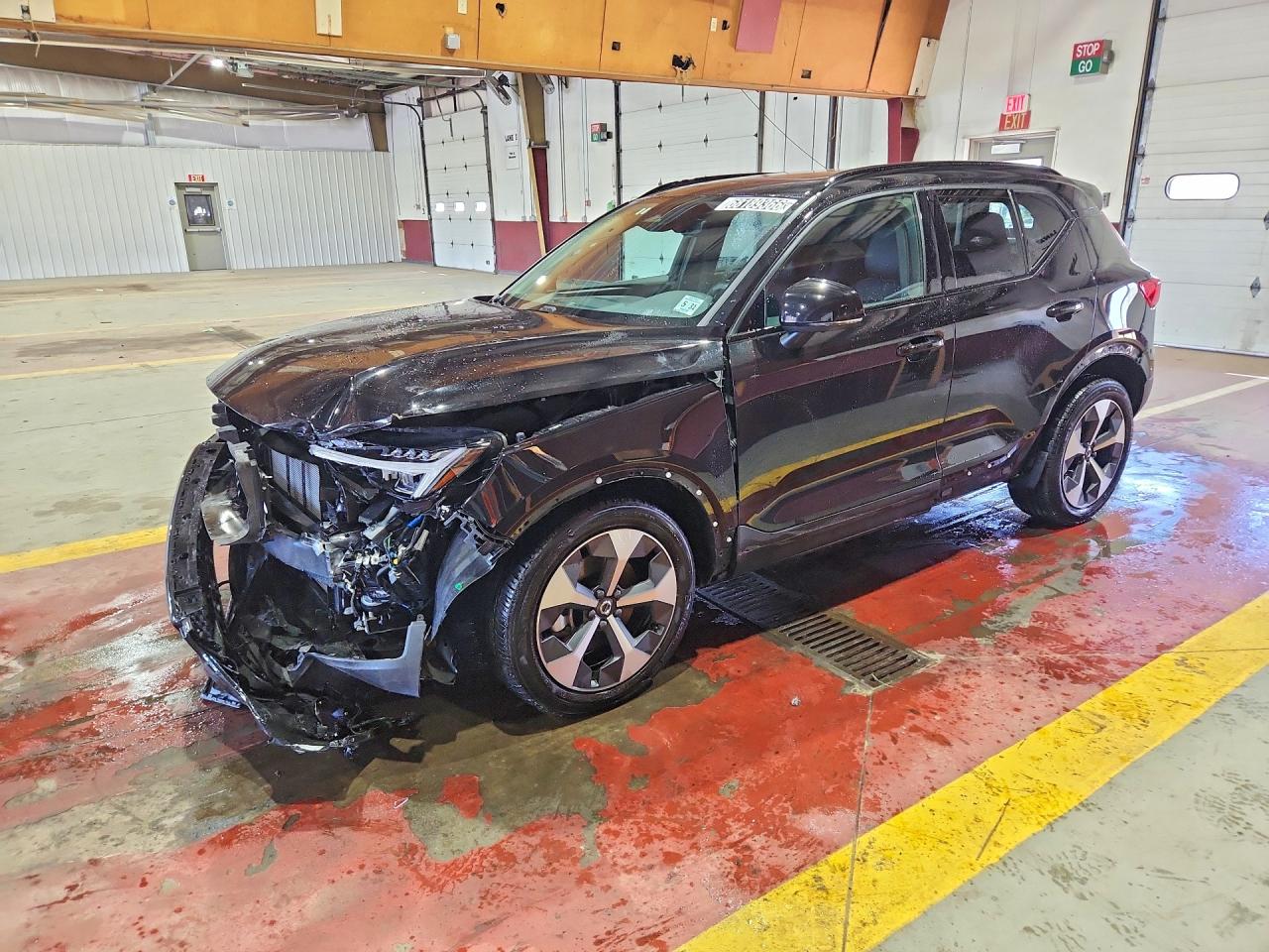 2026 VOLVO XC40 Plus Dark — Front 3/4