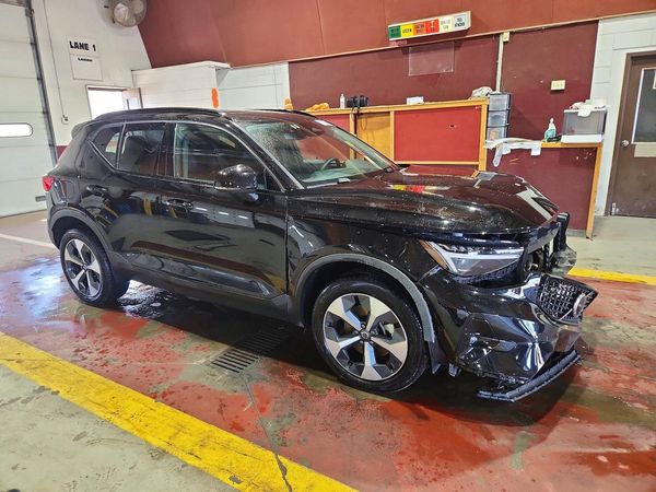 2026 VOLVO XC40 Plus Dark — Passenger 3/4