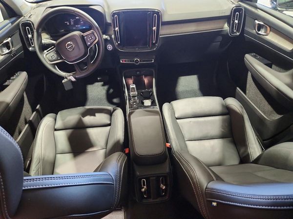 2026 VOLVO XC40 Plus Dark — CKPT