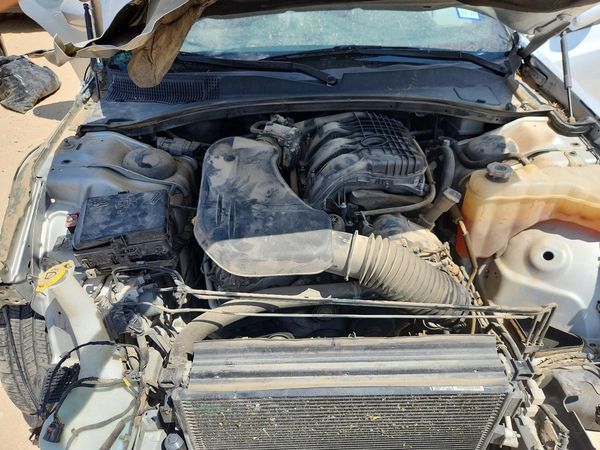2020 CHRYSLER 300 300S — Engine bay