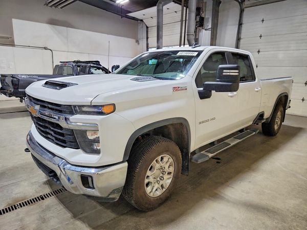 2024 CHEVROLET SILVERADO LT — Front 3/4