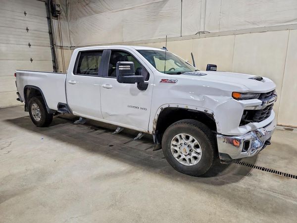 2024 CHEVROLET SILVERADO LT — Passenger 3/4
