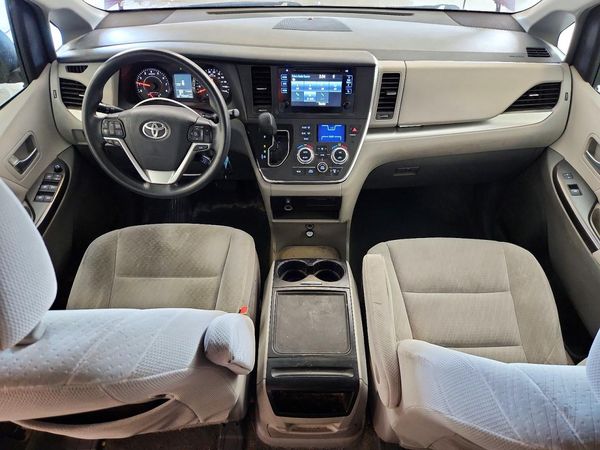 2017 TOYOTA SIENNA