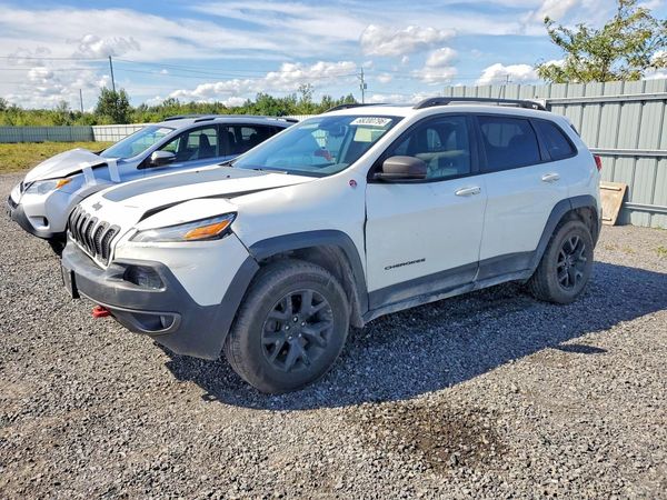 2016 JEEP CHEROKEE Trailhawk — Front 3/4