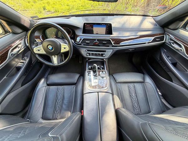 2022 BMW 740