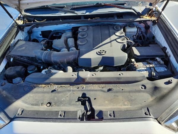 2014 TOYOTA 4RUNNER Base — Engine bay
