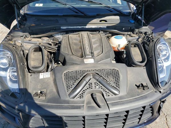 2018 PORSCHE MACAN Macan S — Engine bay