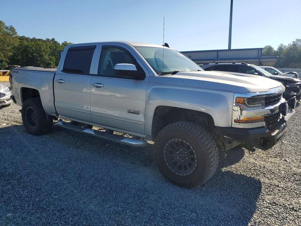 2017 CHEVROLET SILVERADO LT — Passenger 3/4