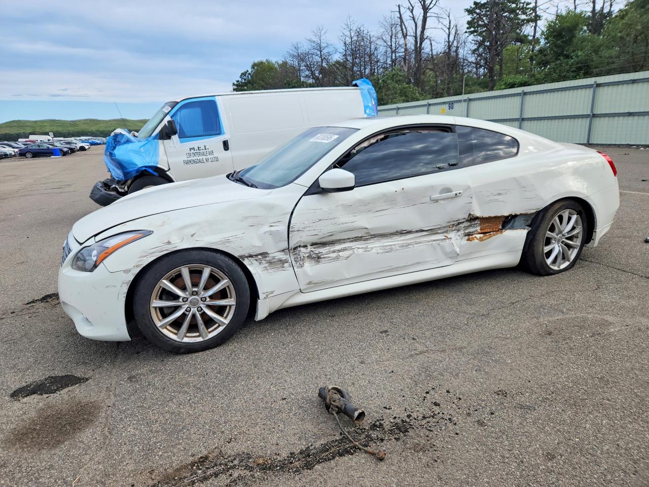 2013 INFINITI G37 — Front 3/4