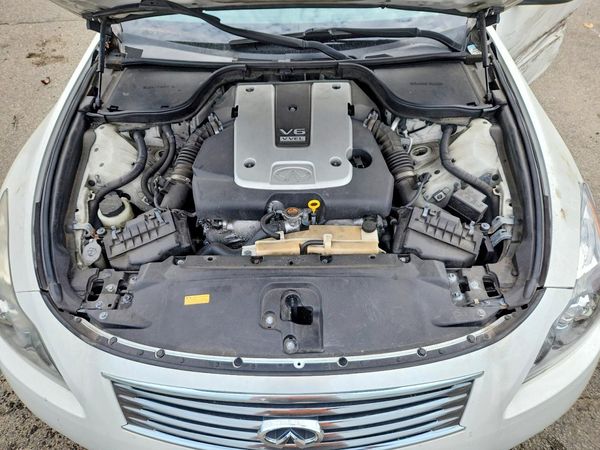 2013 INFINITI G37 — Engine bay