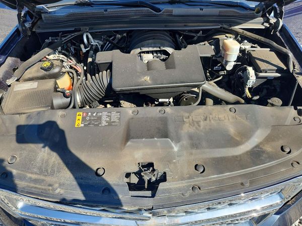 2018 CHEVROLET SUBURBAN LT — Engine bay