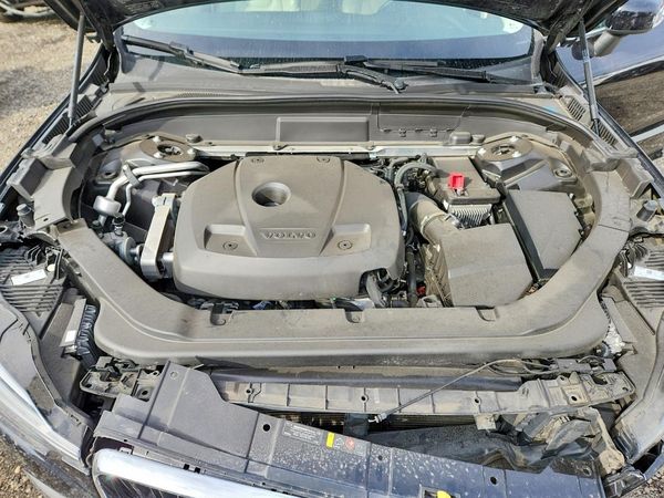 2018 VOLVO XC60 — Engine bay