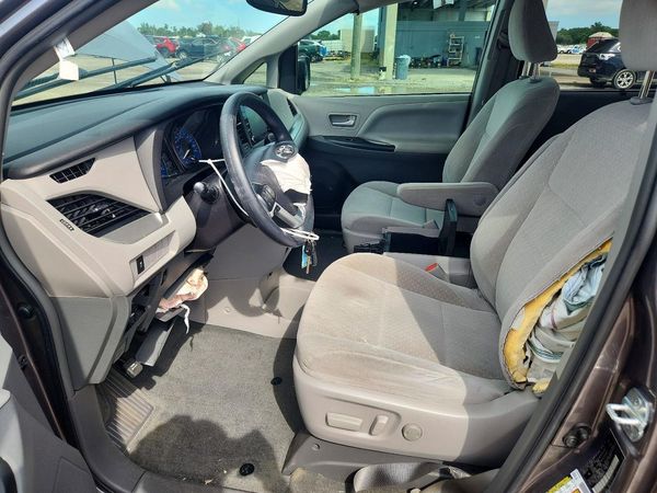 2019 TOYOTA SIENNA LE