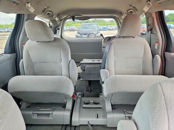 2019 TOYOTA SIENNA LE