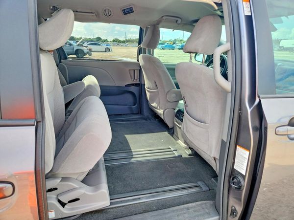 2019 TOYOTA SIENNA LE