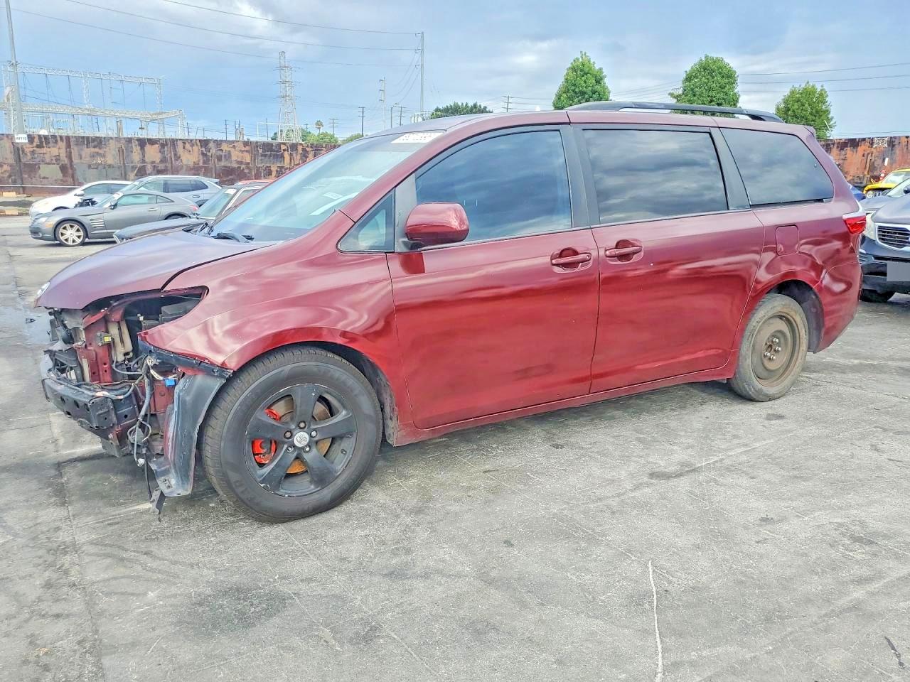 2015 TOYOTA SIENNA — Front 3/4