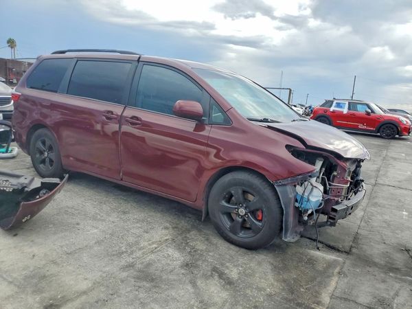 2015 TOYOTA SIENNA — Passenger 3/4