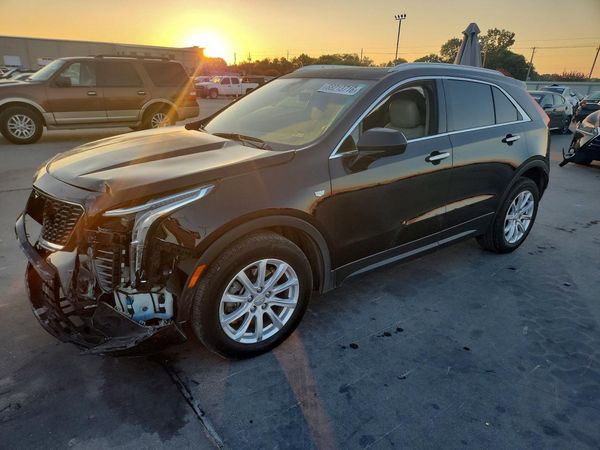 2023 CADILLAC XT4 Luxury — Front 3/4