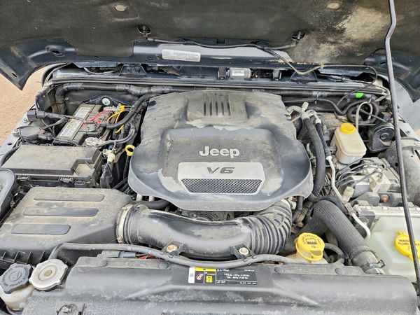 2017 JEEP WRANGLER UNLIMITED Unlimited Sahara — Engine bay