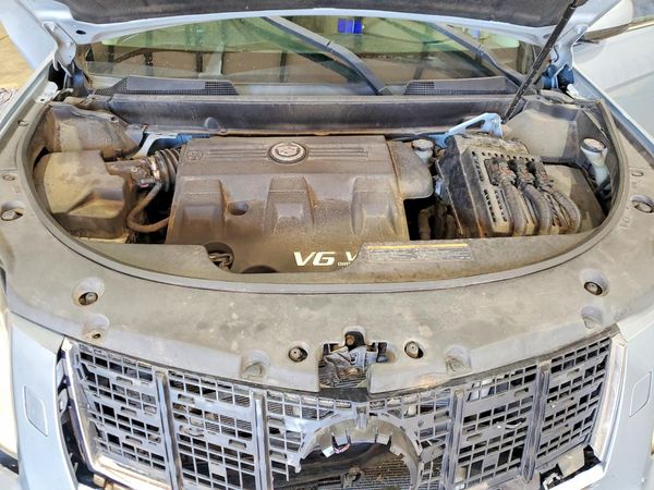 2014 CADILLAC SRX Premium — Engine bay