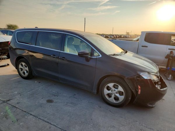 2017 CHRYSLER PACIFICA — Passenger 3/4