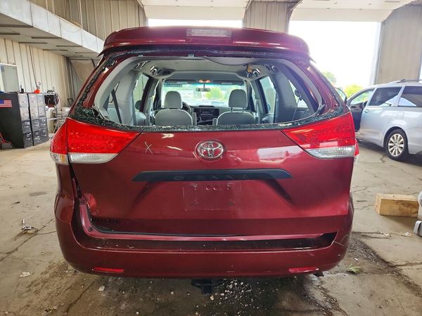 2012 TOYOTA SIENNA