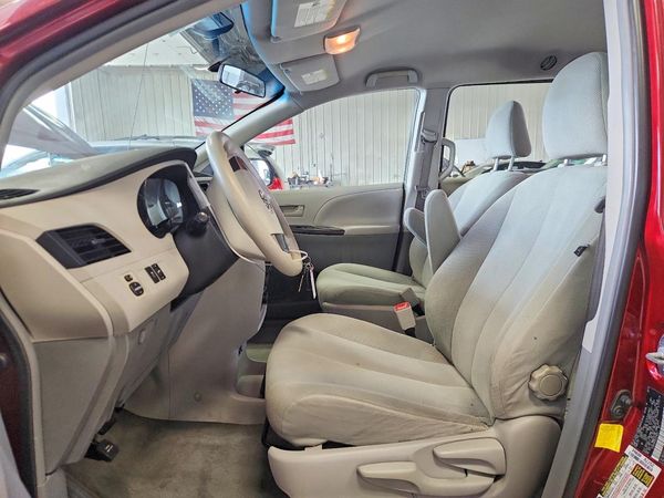 2012 TOYOTA SIENNA