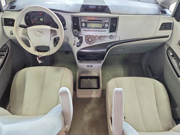2012 TOYOTA SIENNA