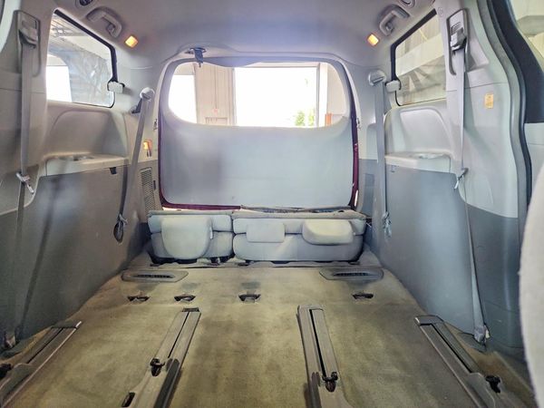 2012 TOYOTA SIENNA