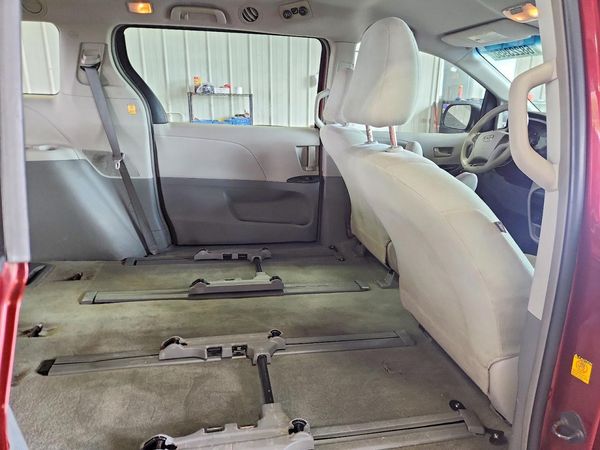 2012 TOYOTA SIENNA