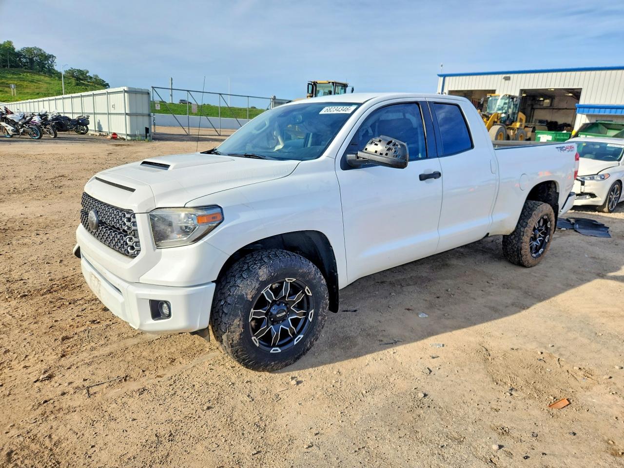 2018 TOYOTA TUNDRA SR/SR5/TRD Pro — Front 3/4