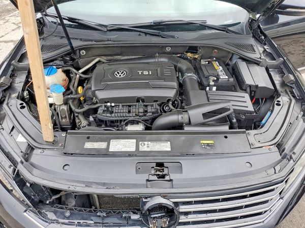 2017 VOLKSWAGEN PASSAT SE — Engine bay