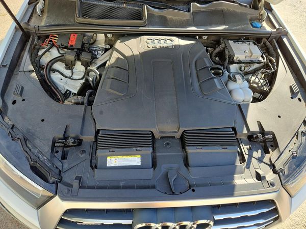 2017 AUDI Q7 quattro Prestige — Engine bay
