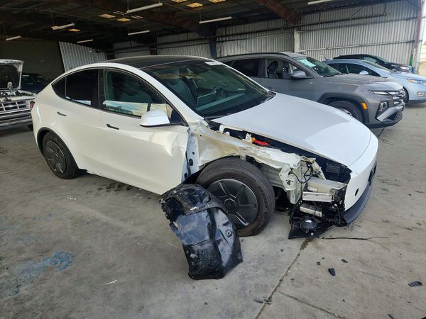 2026 TESLA MODEL Y — Passenger 3/4