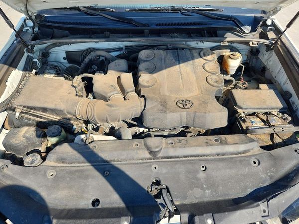 2017 TOYOTA 4RUNNER — Engine bay
