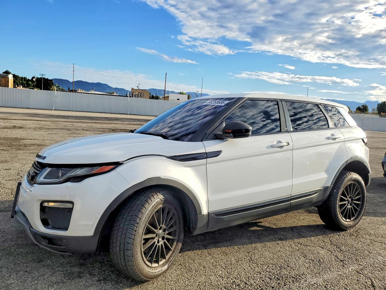 2017 LAND ROVER RANGEROVER SE — Front 3/4