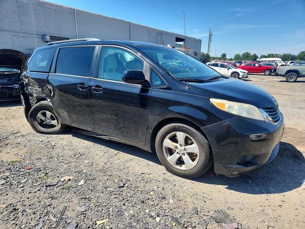 2012 TOYOTA SIENNA