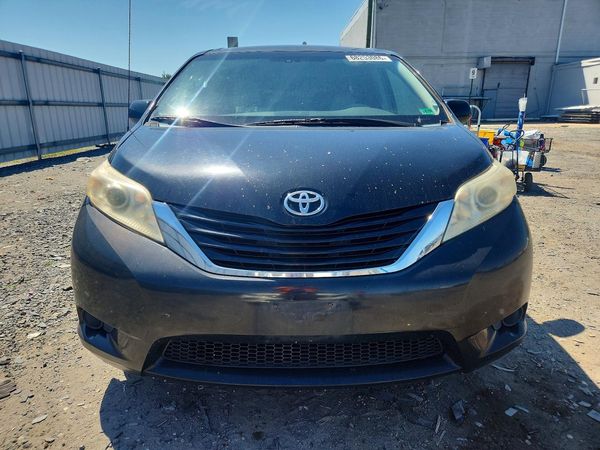 2012 TOYOTA SIENNA