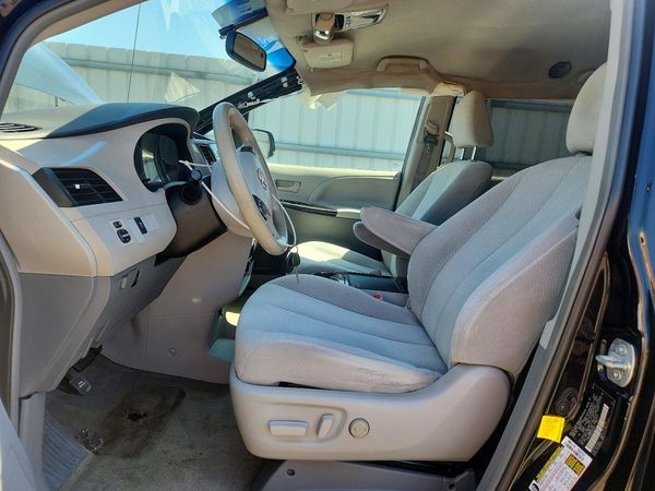 2012 TOYOTA SIENNA
