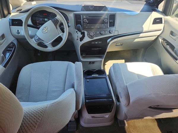 2012 TOYOTA SIENNA