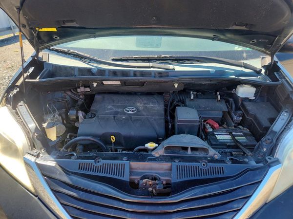 2012 TOYOTA SIENNA